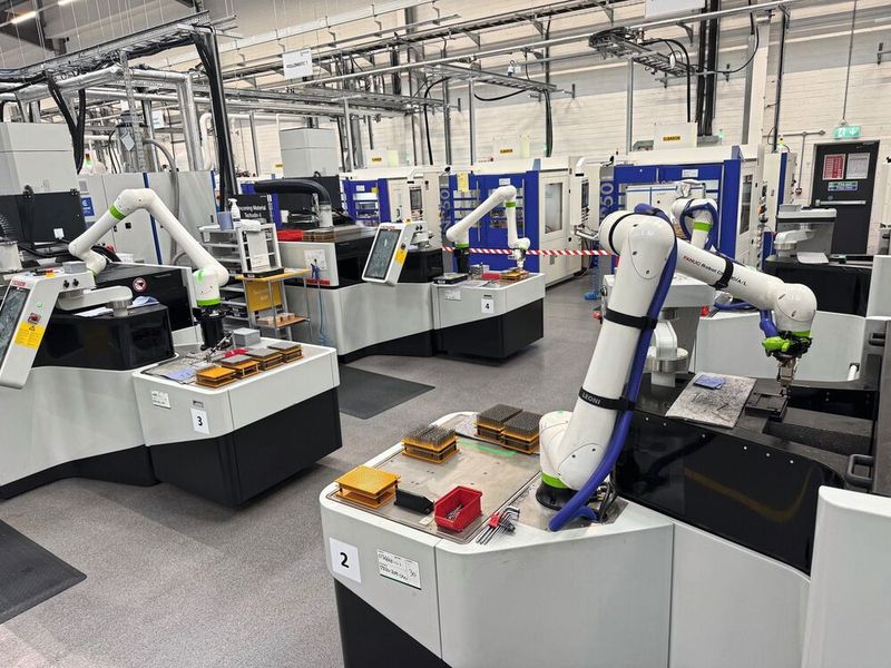 Hingucker in der Smithstown-Werkhalle: Diese vier Tschudin Cube 350 werden bald durch eine fünfte und eine sechste spitzenlose Rundschleifmaschine ergänzt.(Bild:  Smithstown Light Engineering)