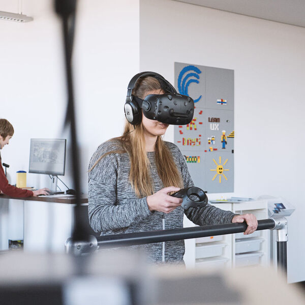 Centigrade konzipierte ein Virtual-Reality-Setup, mit dem Tester in die Rolle eines Schichtführers in einer Festo Werkshallen per AR-Datenbrillen schlüpfen können. (Centigrade)