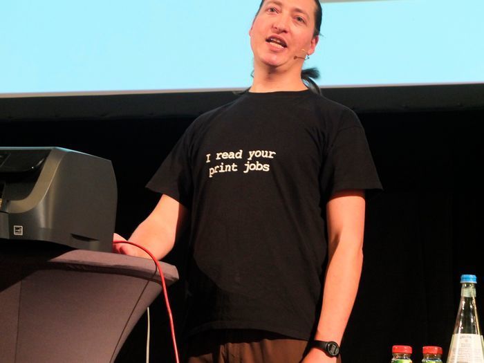 Jens Müller live auf der IT Defense in Stuttgart. Ein Mausklick, und der Drucker gehorcht dem Hacker. (Bernd Schöne)