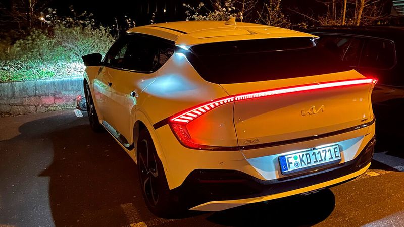 Fazit: Der Kia EV6 macht Spaß. Mit rund 2,1 Tonnen Gesamtgewicht ist er leichter als viele Konkurrenzmodelle. Das spürt man beim Antritt. Im Sportmodus verwandelt sich das Fahrzeug tatsächlich in ein relativ rassiges Modell. Nun ist das bei E-Autos nicht die entscheidende Eigenschaft, dennoch ist Fahrspaß auf jeden Fall vorhanden. Verbrauch und Ladeleistung lagen im Test nicht ganz auf dem versprochenen Niveau, waren alles in Allem aber akzeptabel. Für etwas Verwirrung sorgten die Bedienlogik und die Türgriffe. Insgesamt ist der Kia EV6 ein gelungenes E-Auto für Menschen, die auch Wert darauf legen, aus dem generellen Einheitsbrei auf der Straße auszubrechen. (Seyerlein/VCG)
