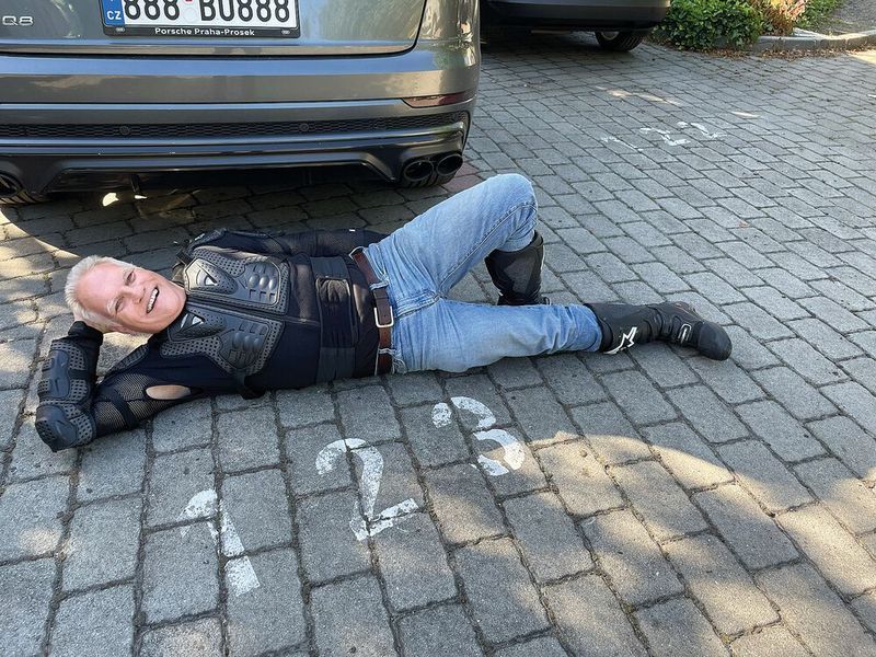 Daniel Craig (hier Jörg Andreas) hat sich im Film Casino Royale auf genau diesem Parkplatz wiederbelebt. (Bild: Vogel IT-Medien GmbH)