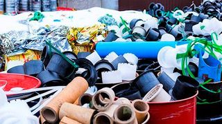 Das VDI Zentrum Ressourceneffizienz bietet jetzt eine kostenfreie Materialdatenbank zu Nebenprodukten und Sekundärrohstoffen, welche die Kreislaufwirtschaft unterstützen soll. So kann aus „Abfall“ wieder Rohstoff werden, wie etwa aus solchen ausgedienten Kunststoffteilen. (Bild: Panthermedia / Sinenkiy)