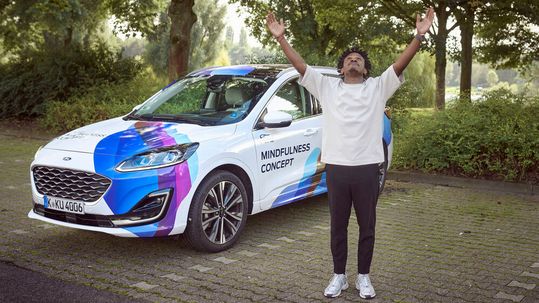 Fahrunterbrechungen werden mit Yoga-Anleitungen zur Erholung und Fitnesssteigerung genutzt.(Bild: Ford)