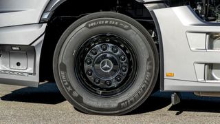 Wurden die Sensoren im Rahmen der Erstausrüstung an einer ziehenden Einheit verbaut, handelt es sich mit hoher Wahrscheinlichkeit um an den Ventilen positionierte Sensoren. (Bild: Dekra/Thomas Kueppers)