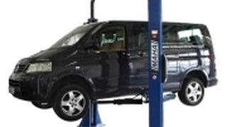 Mit der elektro-hydraulische Hebebühne HL-III kann man Pkw und Transporter heben. (Archiv: Vogel Business Media)