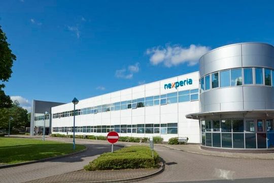 Der chinesische Chiphersteller Nexperia, der in Nimwegen den europäischen Standort hat, wurde vom Gericht in Amsterdam dazu verdonnert, weiterhin kontrolliert zu werden. Das schmeckt Peking nicht. Das Dumme: Die Chips sind für Europas Autohersteller bekanntlich sehr wichtig ...(Bild:  Nexperia)