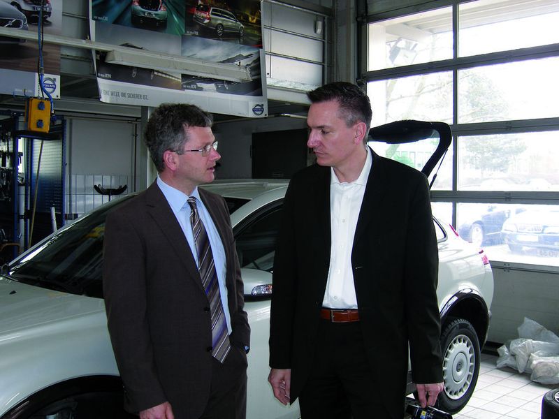 »kfz-betrieb«-Chefredakteur Wolfgang Michel will von Jürgen Weller (li.) alle Details wissen. (Archiv: Vogel Business Media)