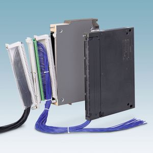 The commissioning adapter facilitates fast rewiring in test operation. 