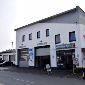 Außenwirkung zählt: Das Autohaus Kühn präsentiert sich professionell und familiär. (Bild:  »kfz-betrieb« / Schweitzer)