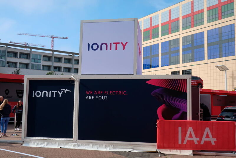 Ionity stellt auf dem Außengelände der IAA 2019 die Ladeinfrastruktur zur Verfügung. (Grimm/»kfz-betrieb«)