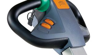 Bedient wird der Edelstahl-Elektrohubwagen per Sicherheitslenkdeichsel, die alle Steuer- und Bedienelemente enthält. (EAP Lachnit)