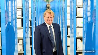 Thomas Rudel, Managing Director of Rutronik Elektronische Bauelemente GmbH, in a company warehouse. (Image:picture alliance/dpa)