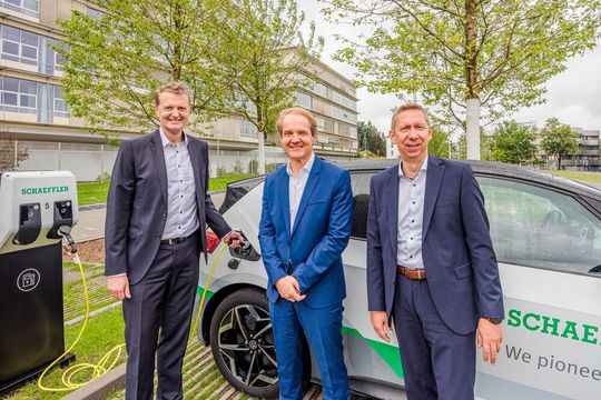 Alexander Putz (von links), Werkleiter Schaeffler Herzogenaurach, Andreas Schick, Vorstand Produktion, Supply Chain Management und Einkauf der Schaeffler AG, und Thomas Krämer, Leiter Schaeffler Produktionssystem, starteten das globale Ladeinfrastrukturprojekt am Unternehmenssitz in Herzogenaurach. (Bild:  Schaeffler/Thomas Welker)