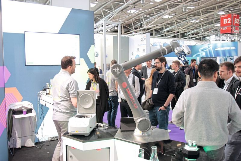 Beim Stand von Smartlab Solutions ist der Roboterarm in eine der sechseckigen Laborwaben von I-Hex integriert. Dort kann er zum Beispiel Probenröhrchen aus einem Rack in die Zentrifuge überführen. (Bild: VCG – C. Lüttmann)