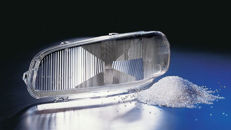 Im Oktober 1992 wurden in der Europäischen Union erstmals Kunststoff-Streuscheiben für Automobilscheinwerfer zugelassen. Aus entsprechendem Granulat werden fortan immer häufiger Kunststoff-Streuscheiben gefertigt, deren Klarlackbeschichtung sich nach den Jahren gerne gelblich färbt bzw. abblättert. (Bild: Hella)
