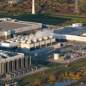 Das Luftbild eines großen Rechenzentrums in den Niederlanden illustriert den Aufwand, der für  Kühlung und Stromversorgung notwendig ist. (Bild: ©  Sepia100 - stock.adobe.com)