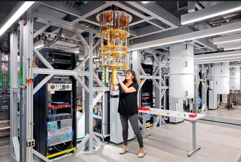 Abbildung 3: Größenvergleich zwischen einem Mainframe und einem „System One“. IBM Quantum Scientist Dr. Maika Takita im Thomas J Watson Research Center IBM Quantum Lab. (Bild: © Connie Zhou for IBM)