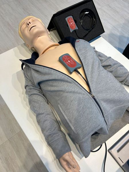 „Push“ von Corscience ist ein CPR-Feedback-Sensor, der an ein Defibrillator- oder Monitoringsystem angeschlossen werden kann ... (Bild: Engelke – VCG)