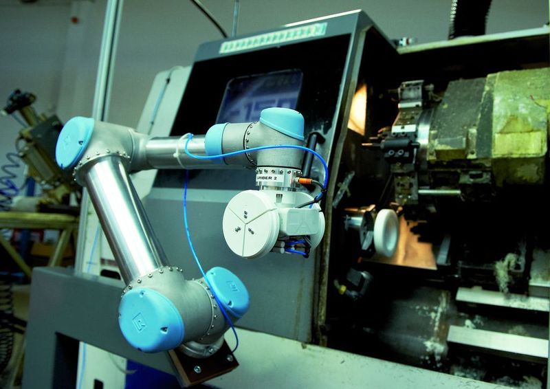 Bild 3: Der Roboterarm benötigt keine Abschirmung gegenüber dem Menschen und ist in wenigen Minuten für seinen Einsatz programmiert. Bild: Universal Robots (Archiv: Vogel Business Media)