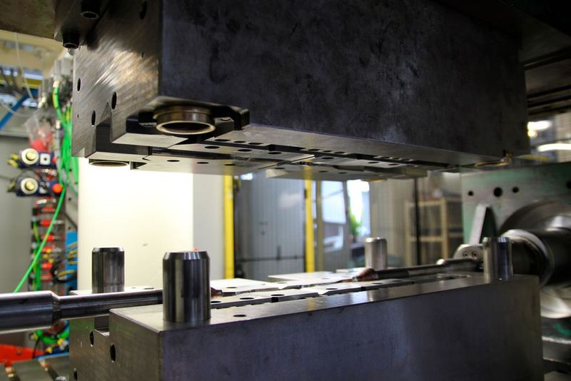 Blick in ein Werkzeug zur Innenhochdruckumformung am Fraunhofer-IWU. (Itasse)