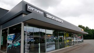 Mit dem von Pirelli betriebenen Fachhandelskonzept Driver ist Unternehmer Simon Bavinck sehr zufrieden. (Bild: Rosenow/»kfz-betrieb«)