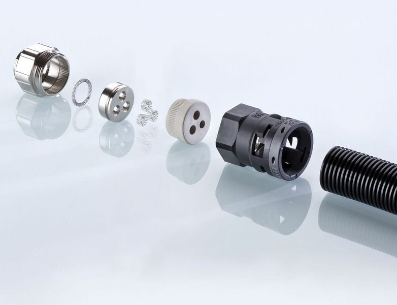 Über das Protect-Fitting mit integrierter EMV-Kabelverschraubung lassen sich mehrere Kabel (im Bild 3 Stück) durch die EMV-Mehrfach-Scheibe mit innenliegenden TRI-Kontaktfedern kontaktieren und EMV-gerecht durch das Wellrohr führen.  (Bild: Pflitsch)