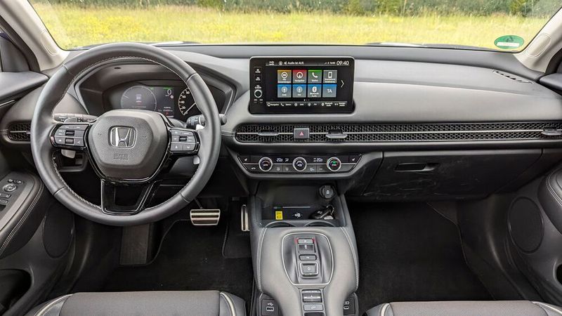 Auch wenn das Design sehr ähnlich ausfällt, wirkte das Cockpit des SUVs, das in der Spitzenausstattung Advance zu uns kam, dank umfangreicheren (Kunst-)Ledereinsatzes viel edler. (Bild: Rosenow – VCG)