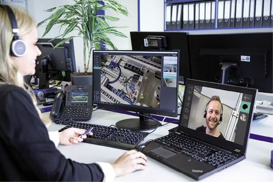 (Das Serviceteam unterstützt über den Bildschirm den Monteur vor Ort. Annotationen im Videostream und Chatnachrichten vereinfachen die Kommunikation. Bild: Schnaithmann)