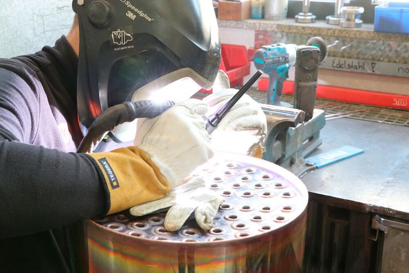 Auch bei der Brennerherstellung geht es nicht ohne gewisse Feinarbeiten. (Bild: Trumpf)