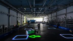 The dynamic guidance system LARS projects information directly onto the warehouse floor using laser projection. (Image:Fraunhofer IML)