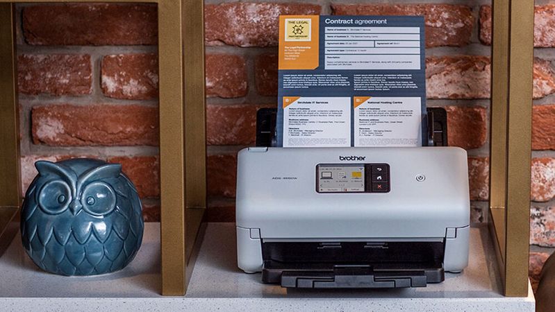 Der Dokumentenscanner ADS-4550W verarbeitet mit seinen beiden Scanzeilen bis zu 35 doppelseitig bedruckte DIN-A4-Seiten pro Minute. Der automatische Vorlageneinzug fasst bis zu 70 Blatt.(Bild:  Brother)