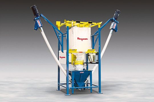 Der Big-Bag Entleerer fördert die vollständige Entleerung von Big-Bags, wobei zwei flexible Schneckenförderer nachgeschaltete Prozesse separat oder gleichzeitig beschicken.(Bild:  Flexicon)