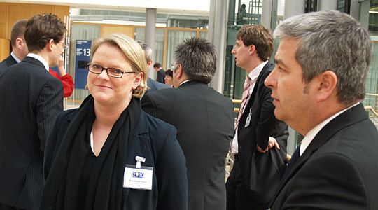 Die Vertreter der Daimler AG, Konstanze Fiola und Axel Wellmann, sind gespannt, auf welchem Platz die Mercedes-Benz Partner gelandet sind. (Archiv: Vogel Business Media)