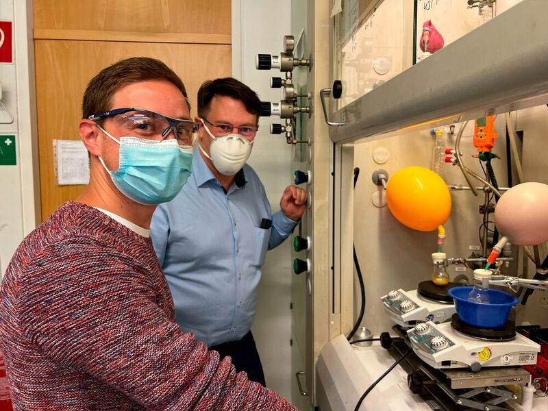 Forschen an alternativen Herstellungswegen für Molnupiravir: Prof. Dr. Till Opatz (rechts) und Tobias Lucas im Mainzer Labor. (Torsten Behrendt)