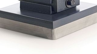 Eine elastische Aufstellung wirkt als klassische schwingungsisolierende Aufstellung.  (Isoloc)