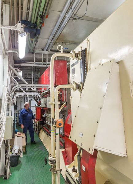 Der diesel-elektrische Antrieb jeder Fähre setzt sich aus vier dieselbetriebenen Generatorsätzen mit jeweils 3,5 MW sowie vier Elektromotoren mit je 3 MWh Wellenleistung zusammen. Die Generatorleistung der „Schleswig-Holstein“ wird durch das von Siemens nachgerüstete Batteriesystem mit 2,7 MWh ergänzt. (Siemens)