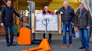 Die STILL-Niederlassung Dortmund übergibt ihr „Weihnachtsgeschenk“ in Form einer Fahrzeugspende an die ARCHEMED – Ärzte für Kinder in Not. (Still)