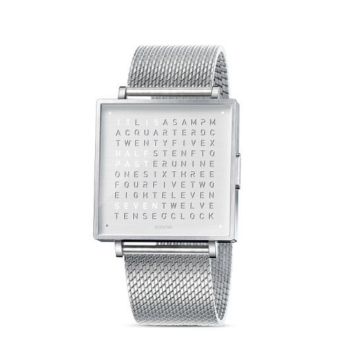 Red Dot Produktdesign 2018: Armbanduhr QLOCKTWO W39 von B & F Manufacture (Germany)– Diese Armbanduhr zeigt die Zeit nicht mit Zeigern und Ziffern, sondern in Worten. Dazu sind 110 Buchstaben auf einem massiven Quadrat aus Edelmetall herausgearbeitet. Auf Knopfdruck leuchten jene Buchstaben auf, die dann in Worten die aktuelle Uhrzeit angeben. Die Wortanzeige ändert sich in Fünf-Minuten-Schritten. Vier Leuchtpunkte in den Ecken sorgen für die minutengenaue Anzeige. Dieses Prinzip wurde für 20 Sprachen ausgearbeitet. Die Uhr ist in unterschiedlichen Farb- und Armbandvarianten erhältlich(www.qlocktwo.com). Begründung der Jury: Die Zeit mit Worten anzuzeigen – diese innovative Idee wird hier voller Anmut und Stil eindrücklich verwirklicht.  (Bild: Red Dot/)