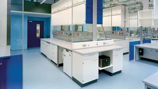 Aus einer Halle wurde in Rekordzeit ein 
modernes Laborgebäude. (Projektbilder: HWP Planungsgesellschaft/Fotograf: Peter Horn) (Archiv: Vogel Business Media)