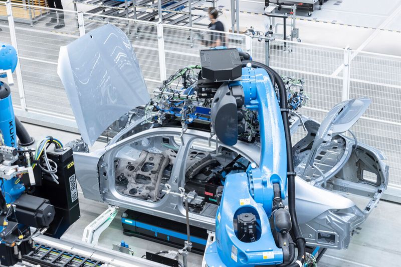 Auf nur einer Ebene können in der Factory 56 alle Montageschritte für Fahrzeuge verschiedener Aufbauformen und Antriebsarten erfolgen. (Bild: Mercedes Benz)