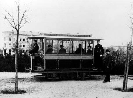 Bild 4: Elektrische Straßenbahn in Berlin-Lichterfelde 1881 (Siemens-Archiv)