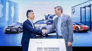 Dr. Markus Steilemann, der Vorstandsvorsitzende von Covestro (rechts), und Dr. Chen Jun, Co-Chief Technology Officer von Hiphi, nutzen die CIIE zur Vorstellung ihres neuen gemeinsamen Labors für nachhaltigere und innovative Autoentwicklungen. (Bild: Covestro)