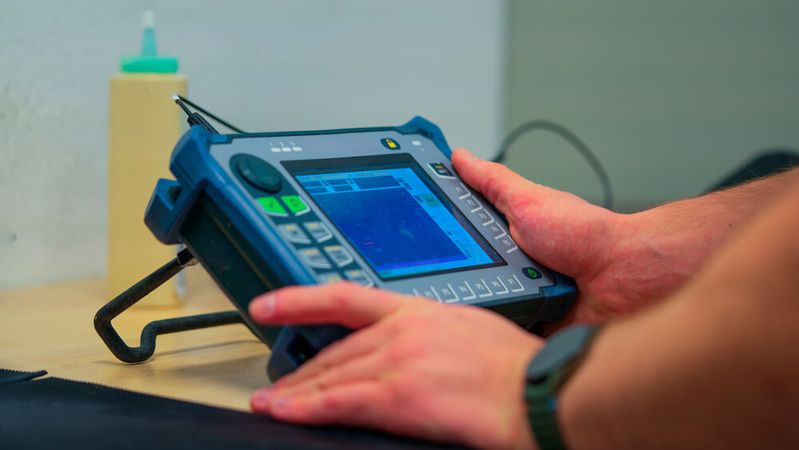 Current transducers are essential devices in power electronics, converting high current levels into standardized signals for safe and efficient use across various electronic systems, with applications ranging from motor protection to renewable energy systems and particle accelerators.(Source: ©  Aimur - stock.adobe.com)