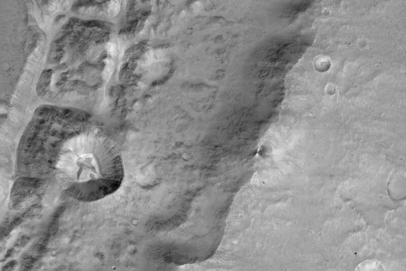 Bild eines Kraters von 1.4 km Durchmesser (links) auf dem Rand eines noch viel grösseren Kraters nahe dem Mars-Äquator. Die Auflösung beträgt 7.2m/Pixel. Die Bilder sind gestochen scharf und zeigen, dass die Datengewinnung der Kamera sehr gut funktioniert. (© ESA/Roscosmos/ExoMars/CaSSIS/UniBE)
