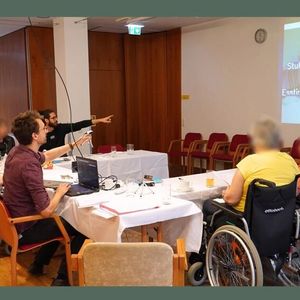 Forschende, Bewohner:innen und Pﬂegepersonen gestalten gemeinsam den Einsatz robotischer Technologien. Im Bild diskutieren sie ein Computer-Vision-System, das Objekte in der Umgebung erkennt und auf einem Bildschirm sichtbar macht, und tauschen sich über erwünschte Anwendungen, technische sowie ethische Grenzen im Pﬂegealltag aus.(Bild:  Helena A. Frijns / Caring Robots)