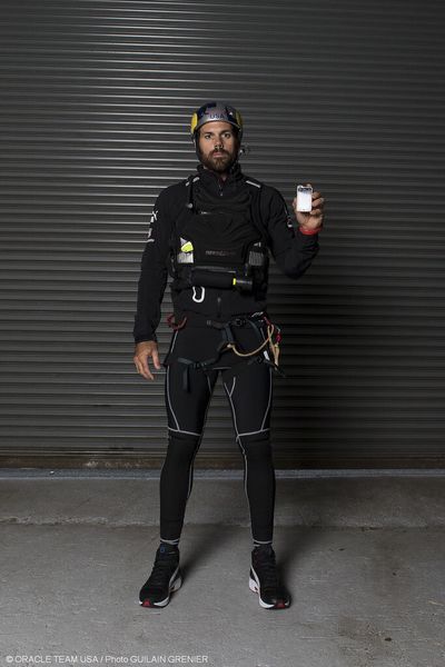 Nachdem es beim America´s Cup bereits mehrfach zu tödlichen Unfällen gekommen ist, sind die Crews inzwischen mit einer Vielzahl von Sicherheits-Equipment ausgestattet. Dazu gehören auch Vitalsensoren etwa für den Herzschlag, deren Werte drahtlos übertragen werden. (ACEA)