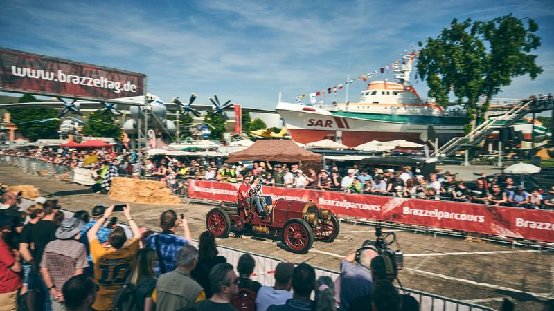 Ein zentraler Anlaufpunkt ist der Brazzelparcours, das Herzstück der Veranstaltung und zugleich ihr Ursprung. Im halbstündlichen Wechsel präsentieren sich hier seltene Oldtimer, Hubraumriesen, Zweiräder und außergewöhnliche Eigenbauten in Bewegung. (Bild: Technikmuseum)