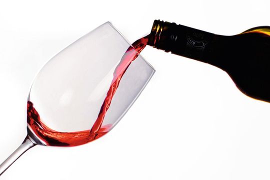Ist ein Schluck Alkohol schon zu viel? Forscher Der Universität zu Köln haben im Mausmodell untersucht, wie Alkohol auf das Gehirn wirkt (Symbolbild). Ist ein Schluck Alkohol schon zu viel? Forscher Der Universität zu Köln haben im Mausmodell untersucht, wie Alkohol auf das Gehirn wirkt (Symbolbild).