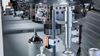 Automatisierung unmittelbar in der Maschine: Vier-Achs-Bearbeitung von Wellen in hohen Stückzahlen mit integrierter Automation über die Revolver. (Bild: Emag)