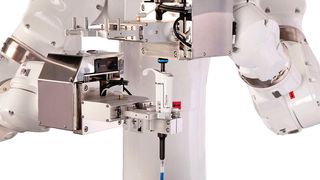 Der speziell für die Hygieneanforderungen im Laborbereich angepasste Serien-Dual-Arm-Roboter Motoman CSDA10F von Yaskawa ist dank multifunktionaler Werkzeuge und Greifer ausgesprochen vielseitig einsetzbar.  (Yaskawa)